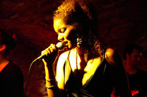 Valérie Boston en Concert | Chanteuse Choriste pour Soirées à La Rochelle